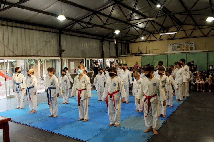Taekwondo despidió el año con graduaciones